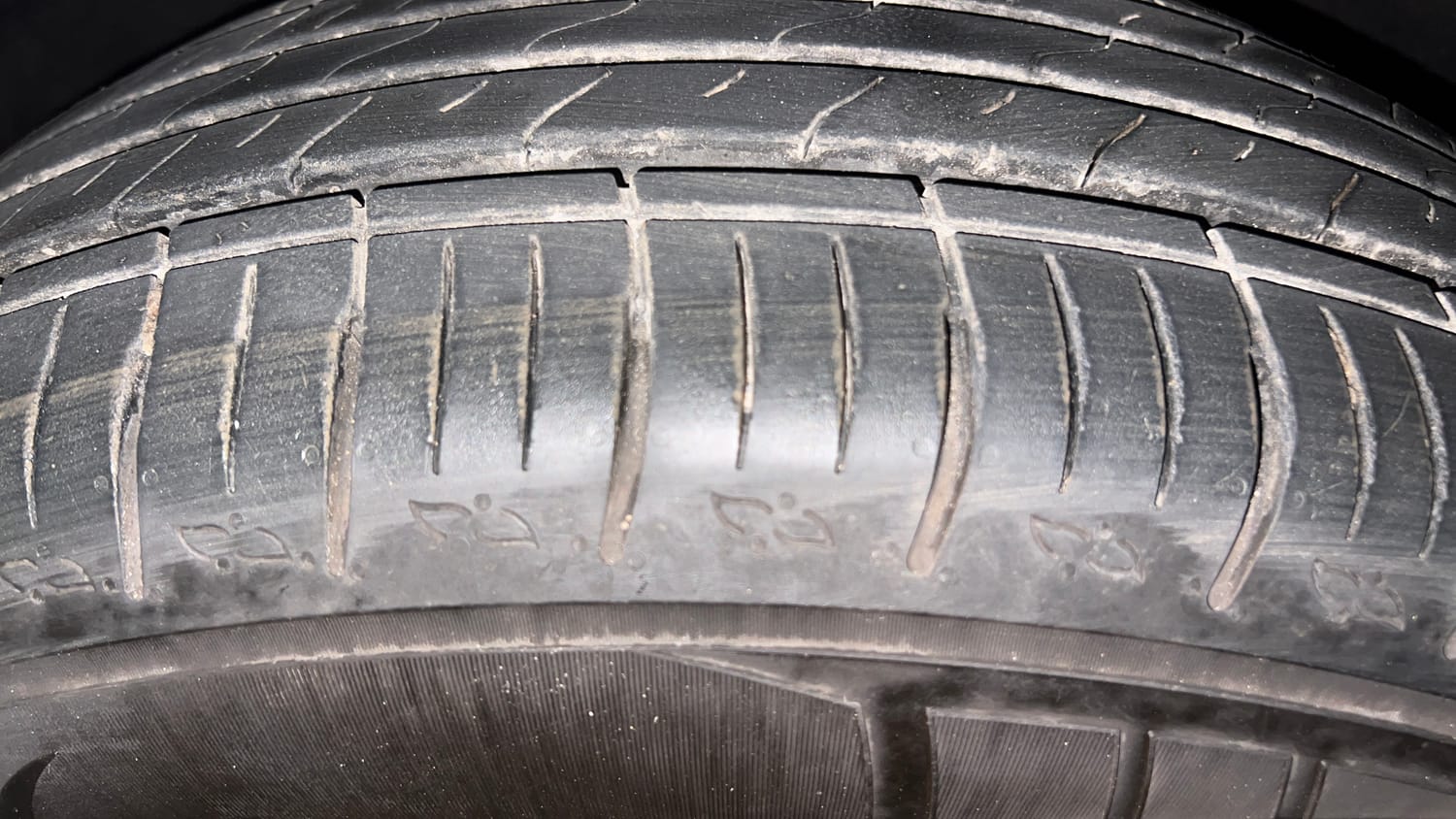 Used 2025 Mahindra XUV700 AX5 Diesel AT 7 STR Diesel Automatic tyres LEFT FRONT TYRE TREAD VIEW