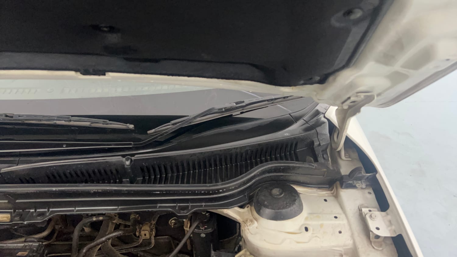 Used 2020 maruti-suzuki Vitara Brezza ZXi Plus Petrol Manual engine ENGINE LEFT SIDE HINGE & APRON VIEW