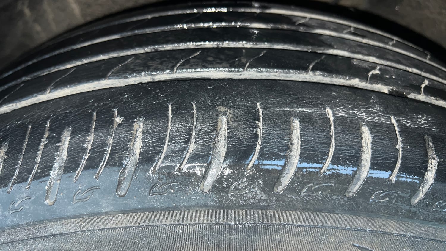 Used 2021 Mahindra XUV700 AX 7 Diesel AT Luxury Pack 7 STR Diesel Automatic tyres LEFT FRONT TYRE TREAD VIEW