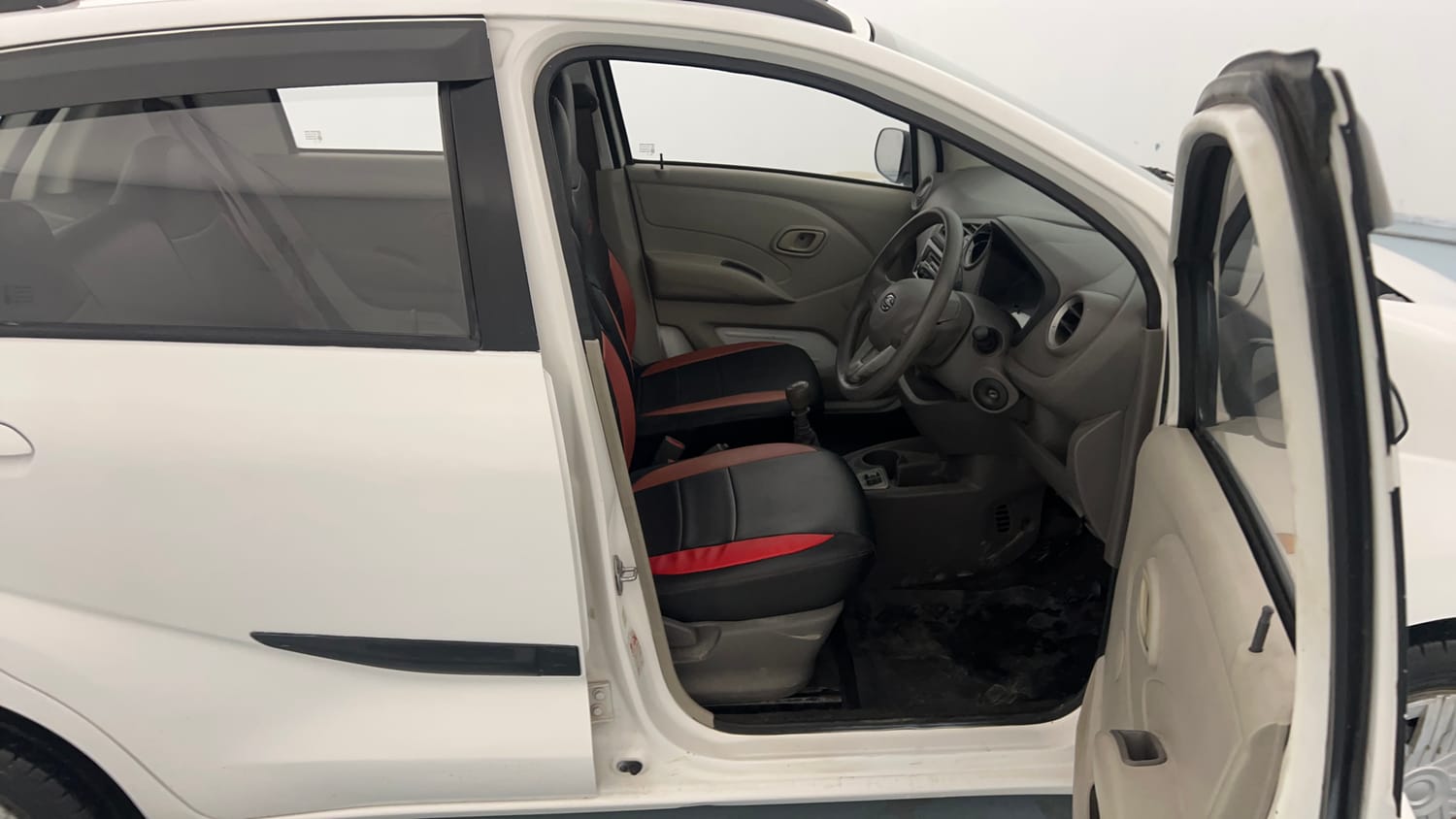 Used 2016 Datsun Redi-GO S Petrol Manual interior RIGHT SIDE FRONT DOOR CABIN VIEW