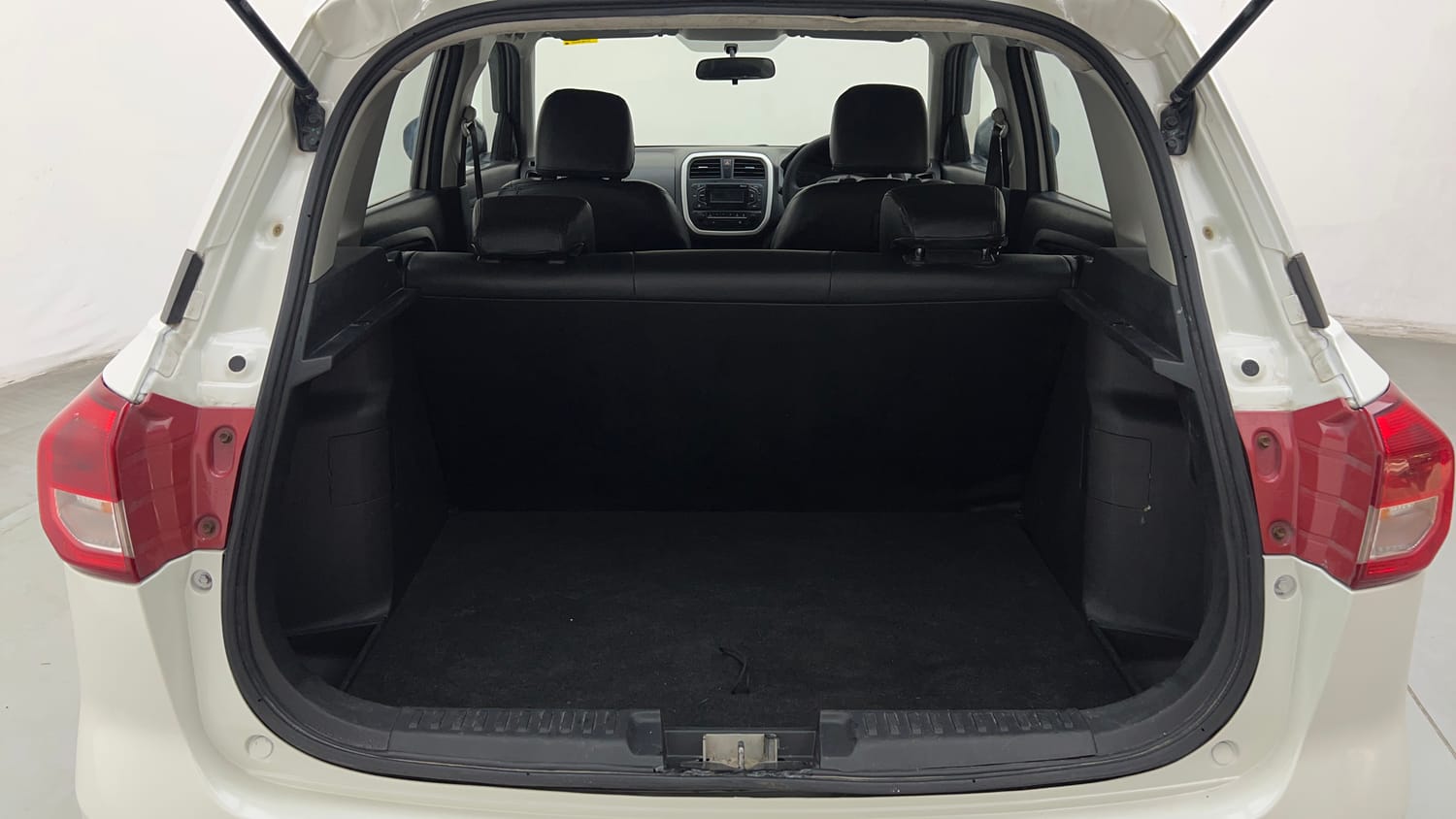 Used 2018 maruti-suzuki Vitara Brezza VDi AGS Diesel Automatic interior DICKY INSIDE VIEW