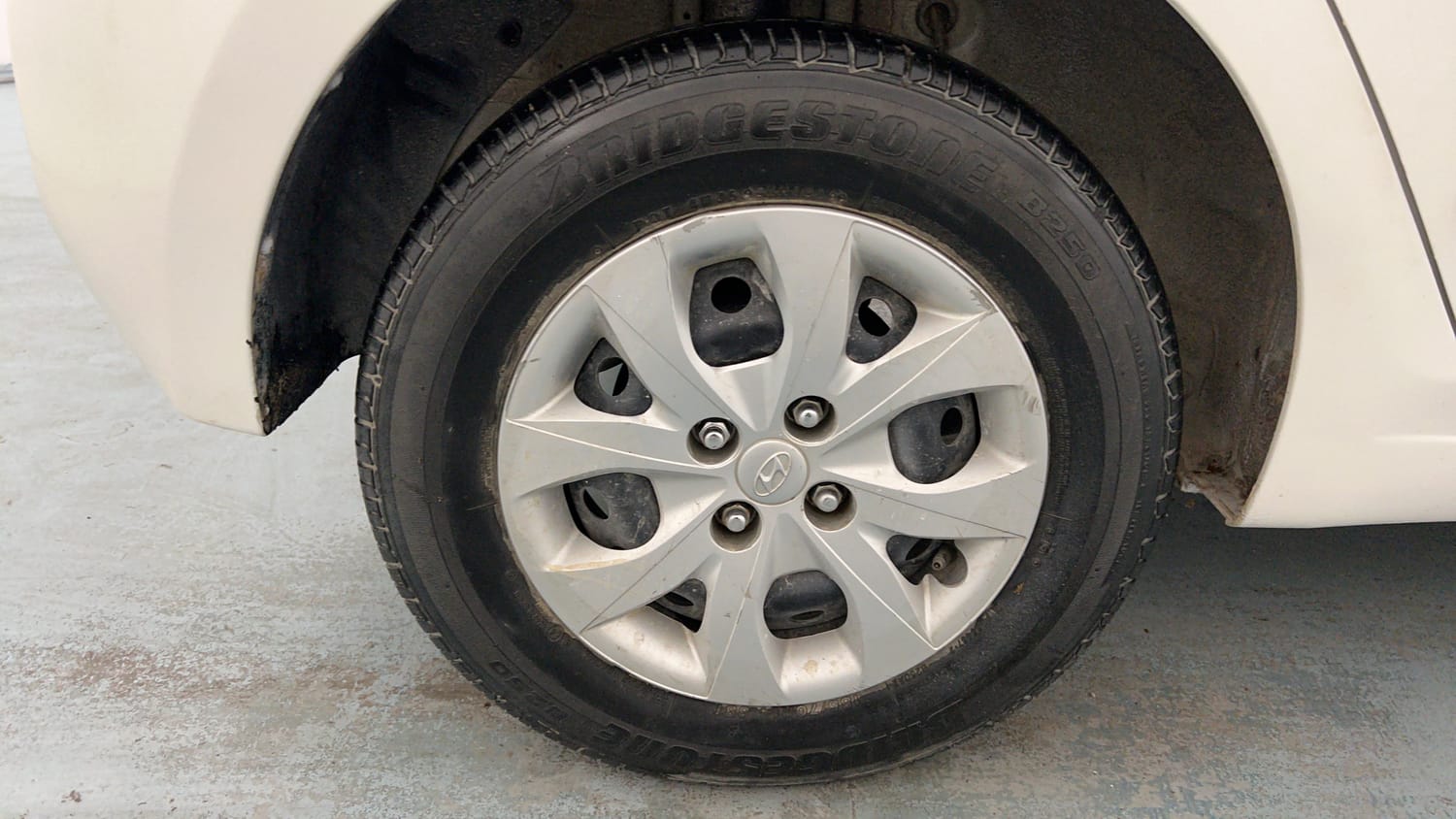 Used 2018 Hyundai Elite i20 Magna Executive 1.2 Petrol Manual tyres RIGHT REAR TYRE RIM VIEW