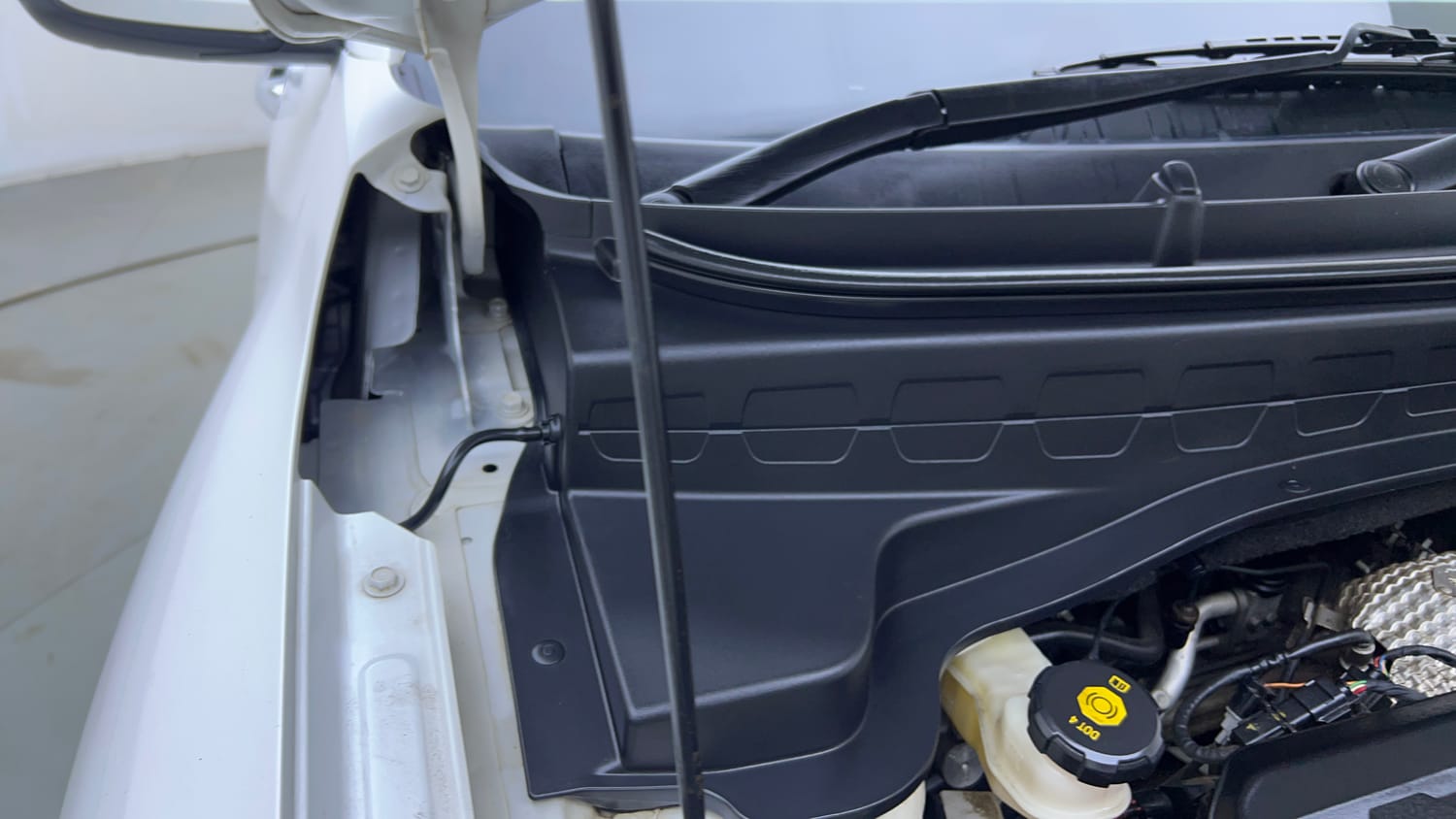 Used 2020 Kia Sonet GTX Plus 1.5 Diesel Manual engine ENGINE RIGHT SIDE HINGE & APRON VIEW
