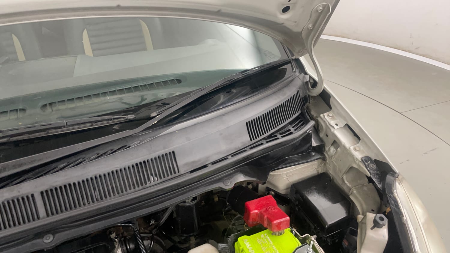 Used 2014 Maruti Suzuki Ritz Lxi BS-IV Petrol Manual engine ENGINE LEFT SIDE HINGE & APRON VIEW
