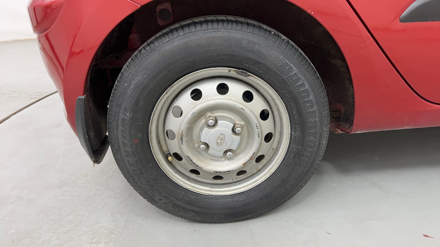 Used 2013 Hyundai i10 Era 1.1 iRDE2 Petrol Manual tyres RIGHT REAR TYRE RIM VIEW