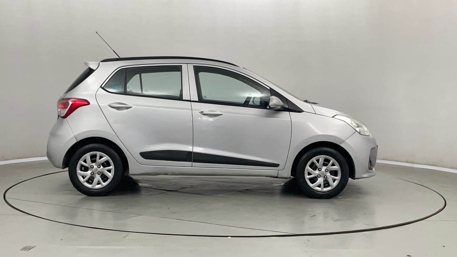 Used 2018 Hyundai Grand i10 Sportz 1.2 Kappa VTVT Petrol Manual exterior RIGHT SIDE VIEW