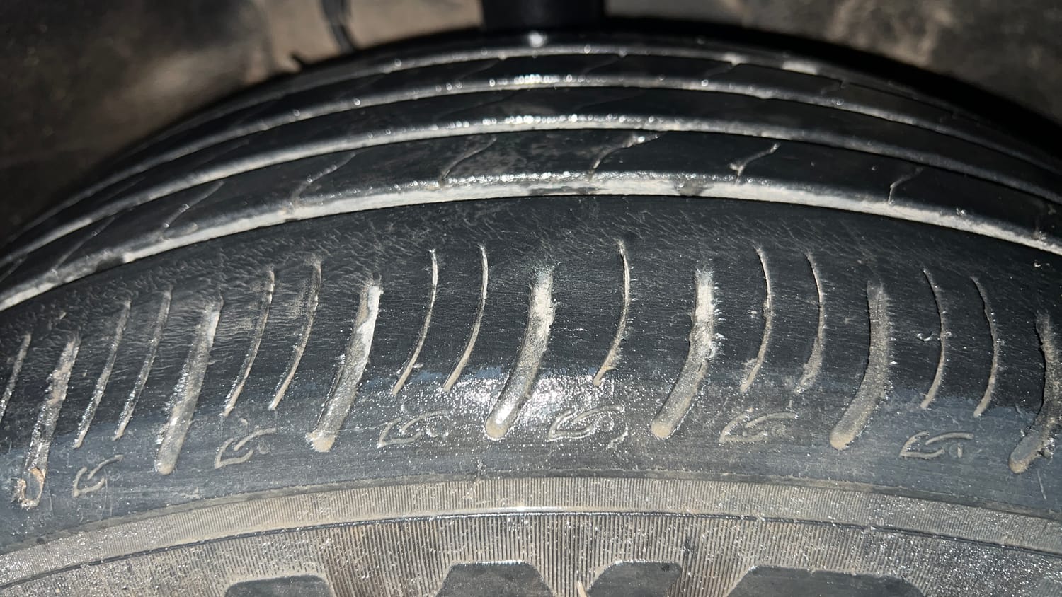 Used 2021 Mahindra XUV700 AX 7 Diesel AT Luxury Pack 7 STR Diesel Automatic tyres RIGHT FRONT TYRE TREAD VIEW