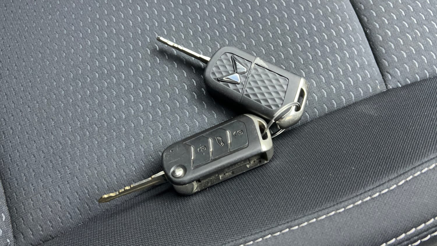 Used 2022 Mahindra XUV 300 W6 1.2 Petrol Petrol Manual extra CAR KEY VIEW