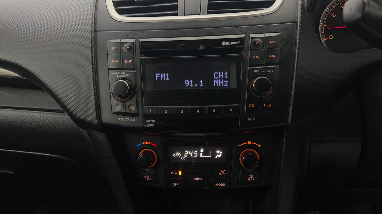 Used 2017 Maruti Suzuki Swift ZXi Petrol Manual interior MUSIC SYSTEM & AC CONTROL VIEW