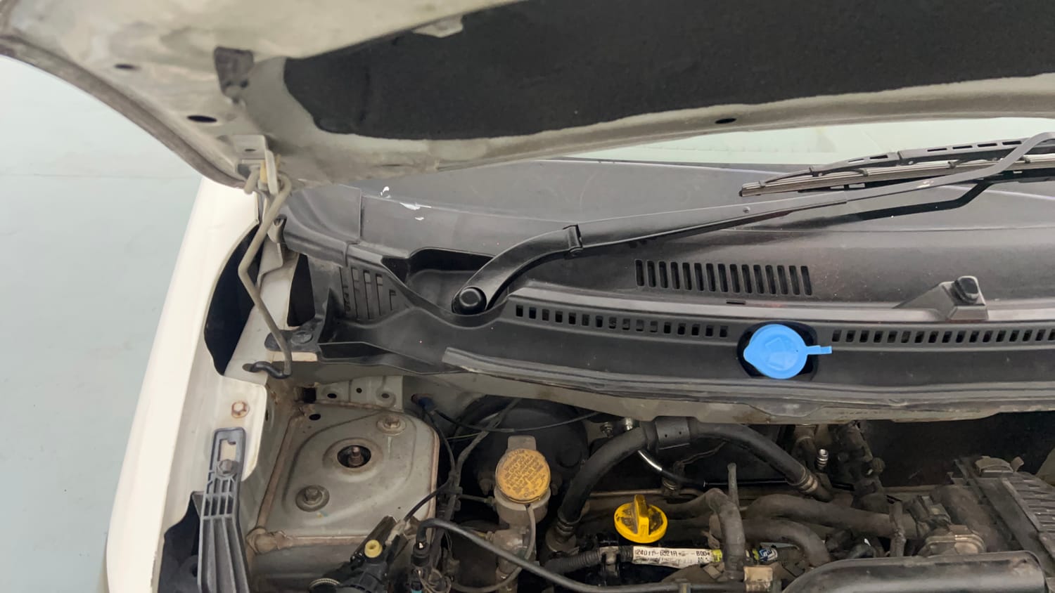 Used 2016 Datsun Redi-GO S Petrol Manual engine ENGINE RIGHT SIDE HINGE & APRON VIEW