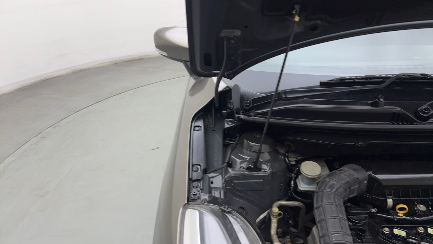 Used 2019 Toyota Glanza V Petrol Manual engine ENGINE RIGHT SIDE HINGE & APRON VIEW