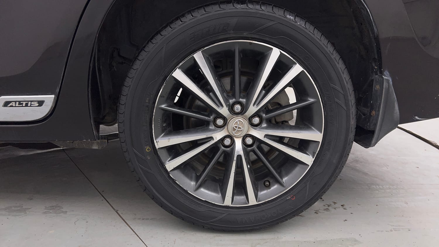 Used 2017 Toyota Corolla Altis VL CVT Petrol Petrol Automatic tyres LEFT REAR TYRE RIM VIEW