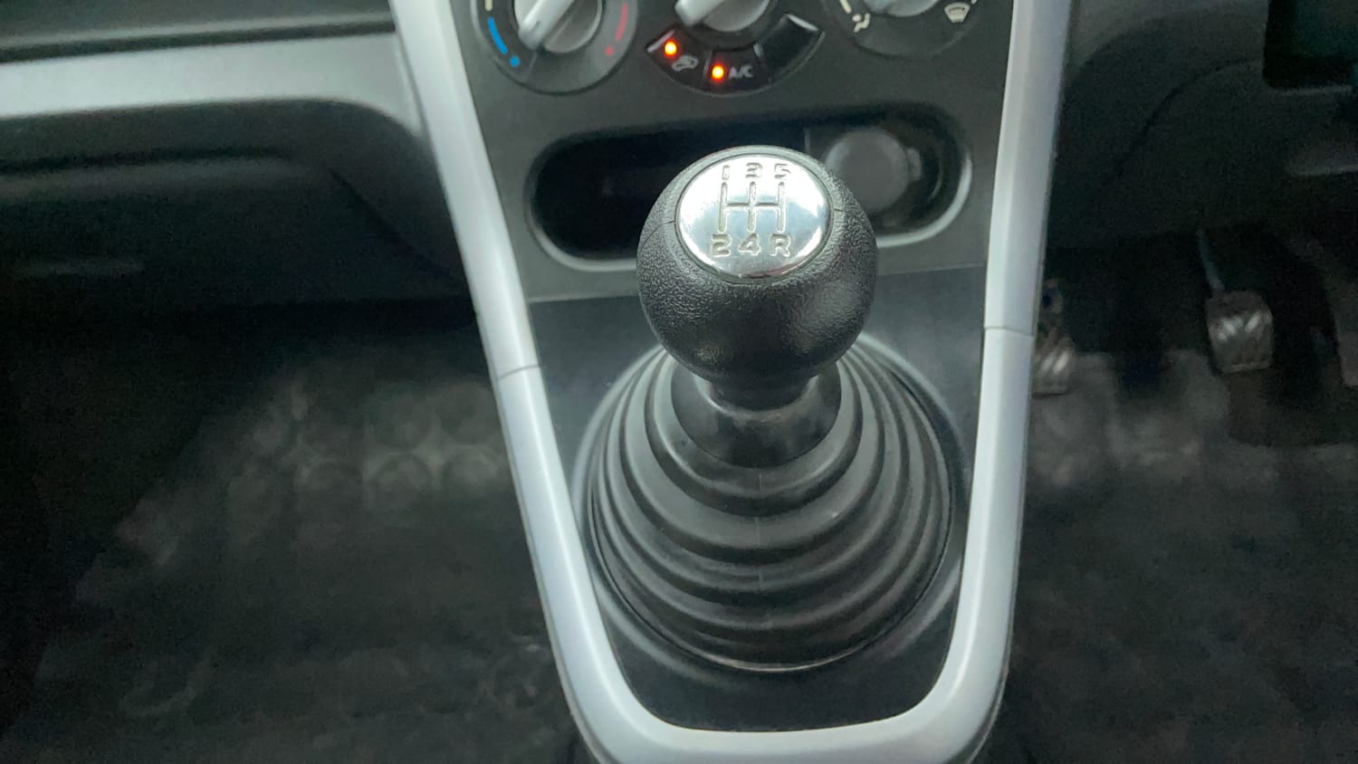 Used 2015 Maruti Suzuki Ritz Vxi BS-IV Petrol Manual interior GEAR  KNOB VIEW