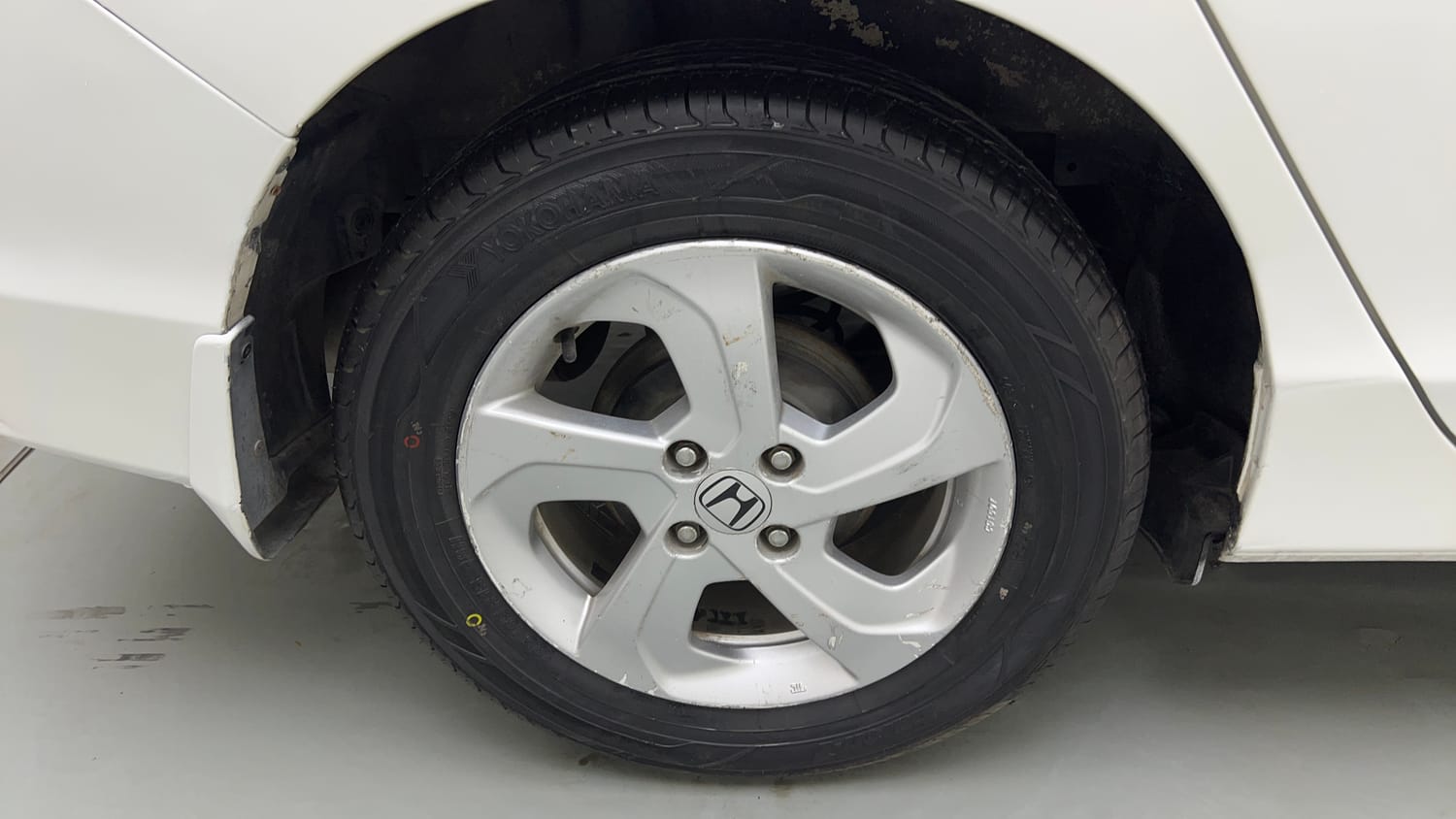 Used 2016 Honda City VX CVT Petrol Automatic tyres RIGHT REAR TYRE RIM VIEW