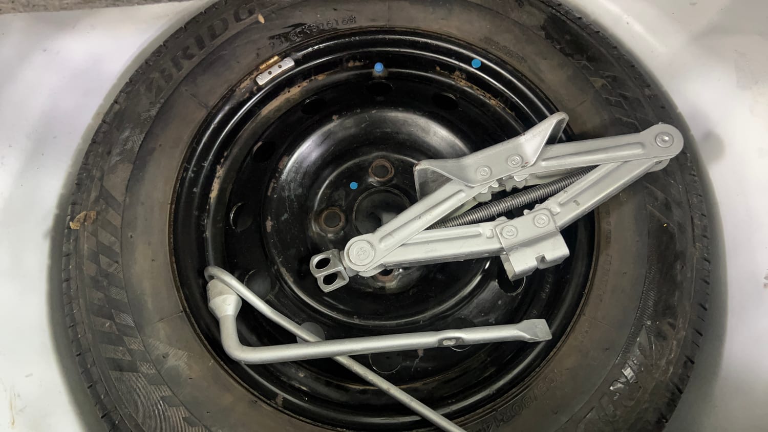 Used 2012 Maruti Suzuki Swift VDi Diesel Manual tyres SPARE TYRE VIEW