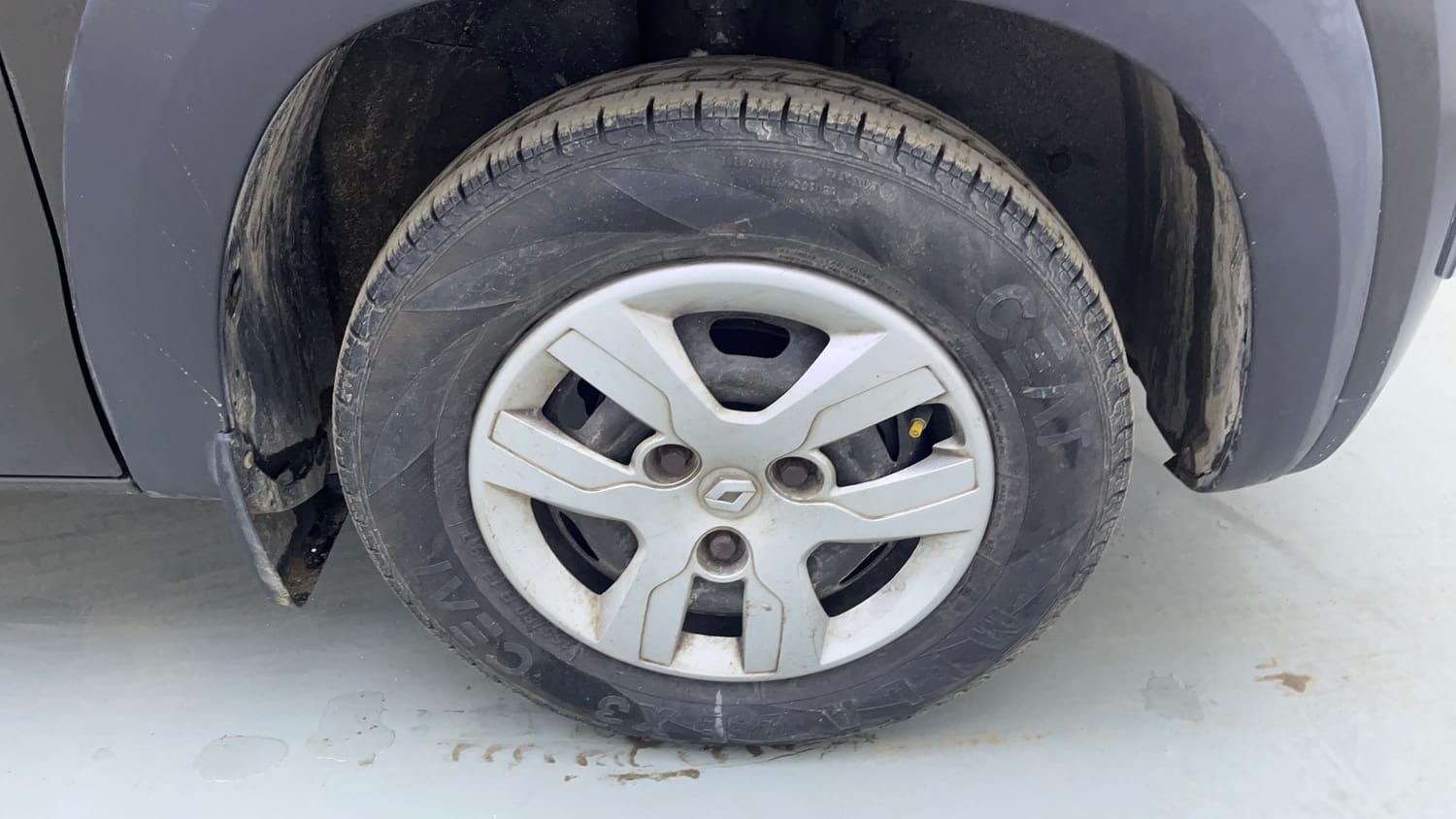Used 2017 Renault Kwid 1.0 RXT AMT Petrol Automatic tyres RIGHT FRONT TYRE RIM VIEW