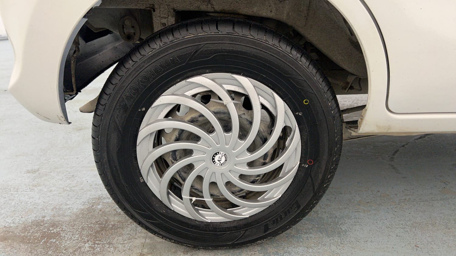Used 2017 Maruti Suzuki Alto 800 LXi Petrol Manual tyres RIGHT REAR TYRE RIM VIEW
