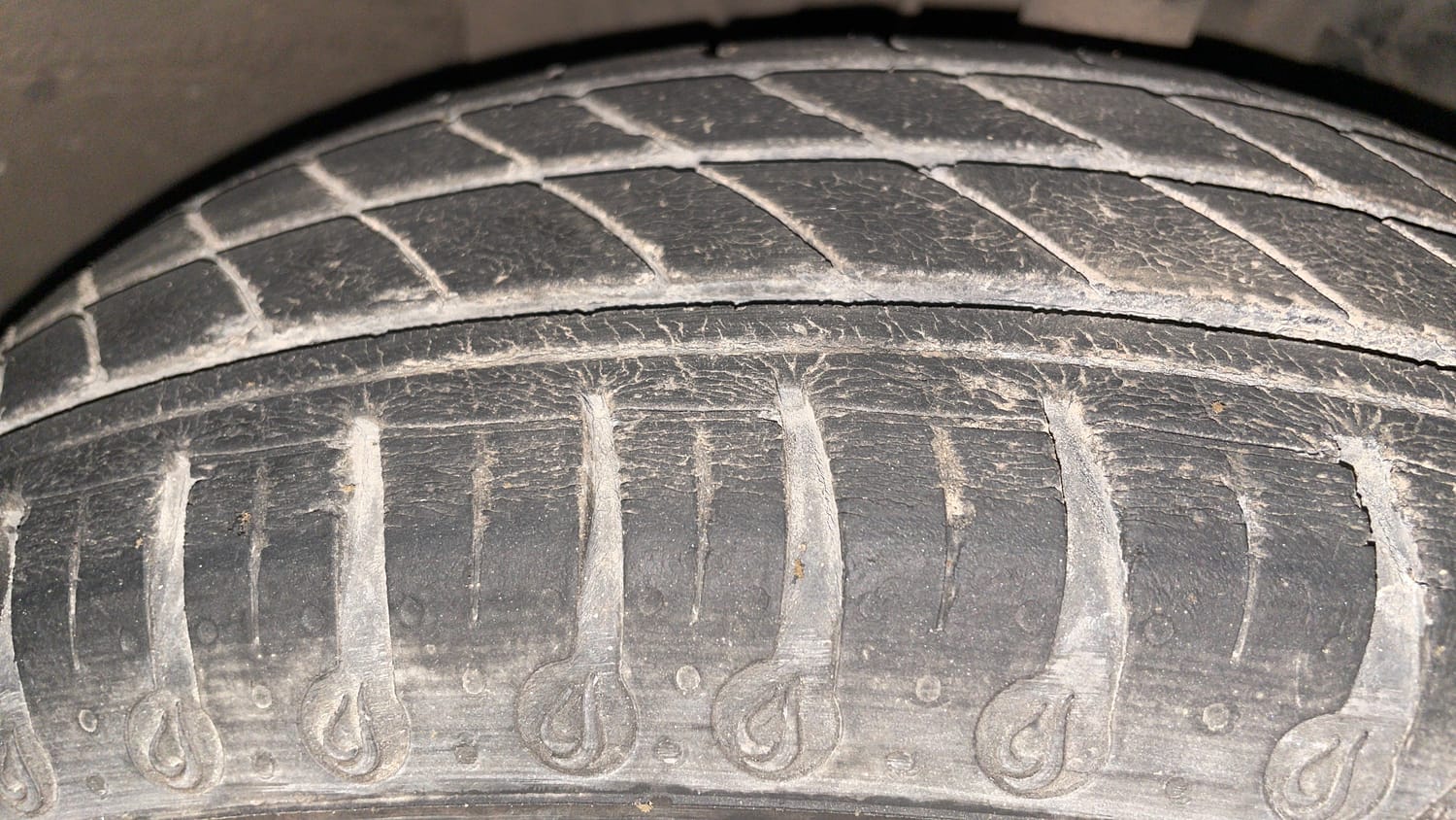 Used 2021 Renault Kwid RXT 1.0 AMT Opt Petrol Automatic tyres RIGHT FRONT TYRE TREAD VIEW