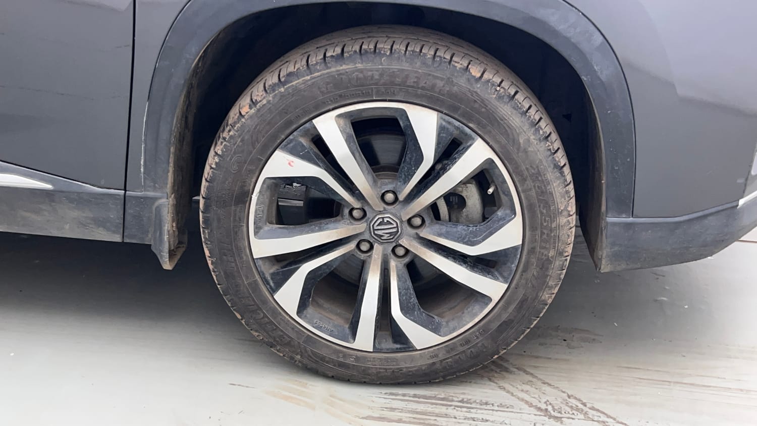 Used 2023 MG Motors Hector Smart Pro 1.5 Turbo MT Petrol Manual tyres RIGHT FRONT TYRE RIM VIEW
