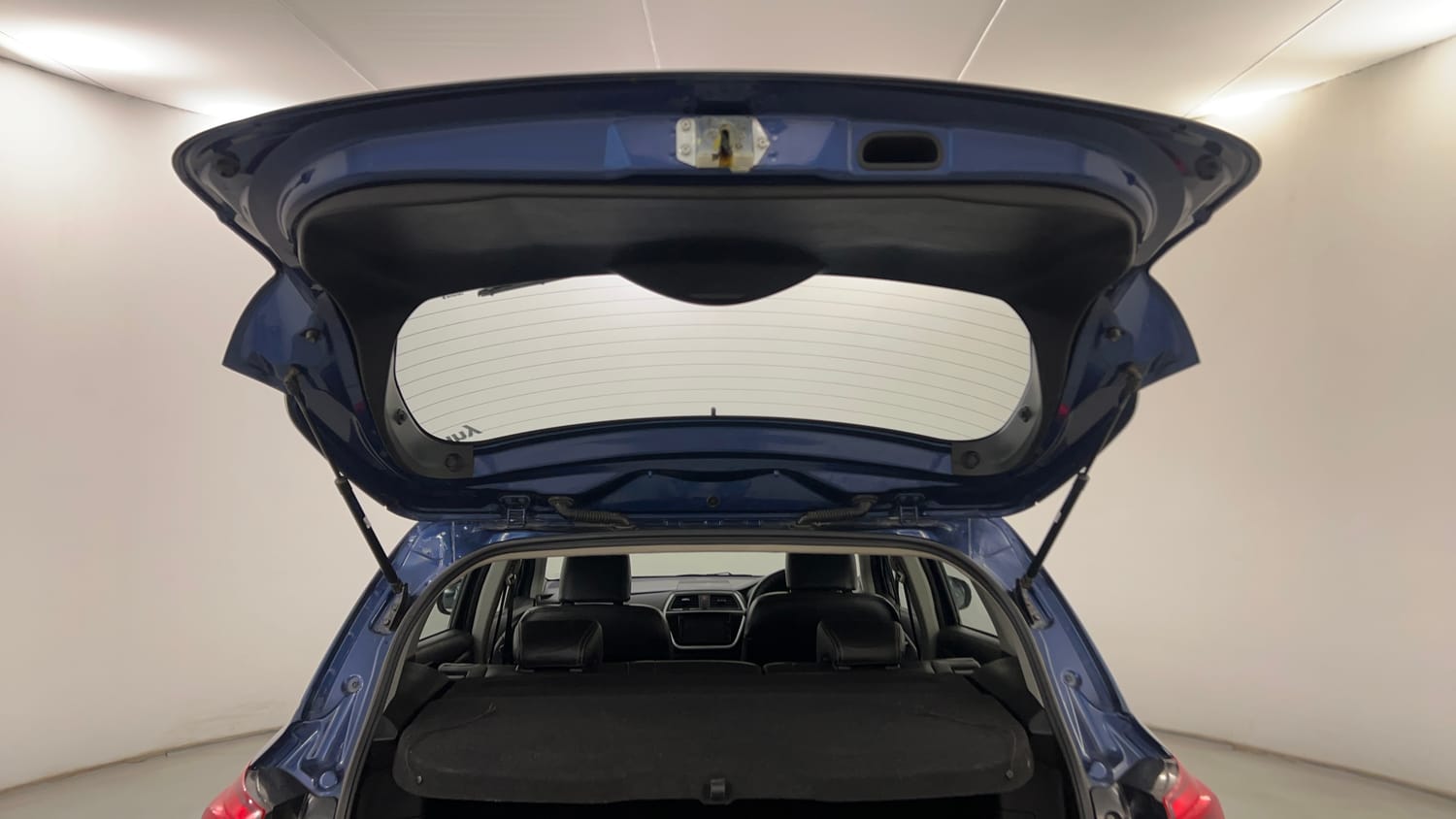 Used 2017 Maruti Suzuki S-Cross Alpha 1.3 Diesel Manual interior DICKY DOOR OPEN VIEW