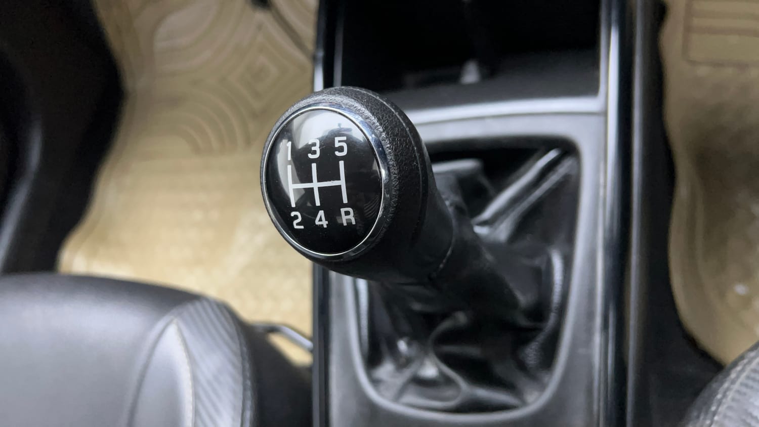 Used 2017 Maruti Suzuki Baleno Sigma 1.2 Petrol Manual interior GEAR  KNOB VIEW