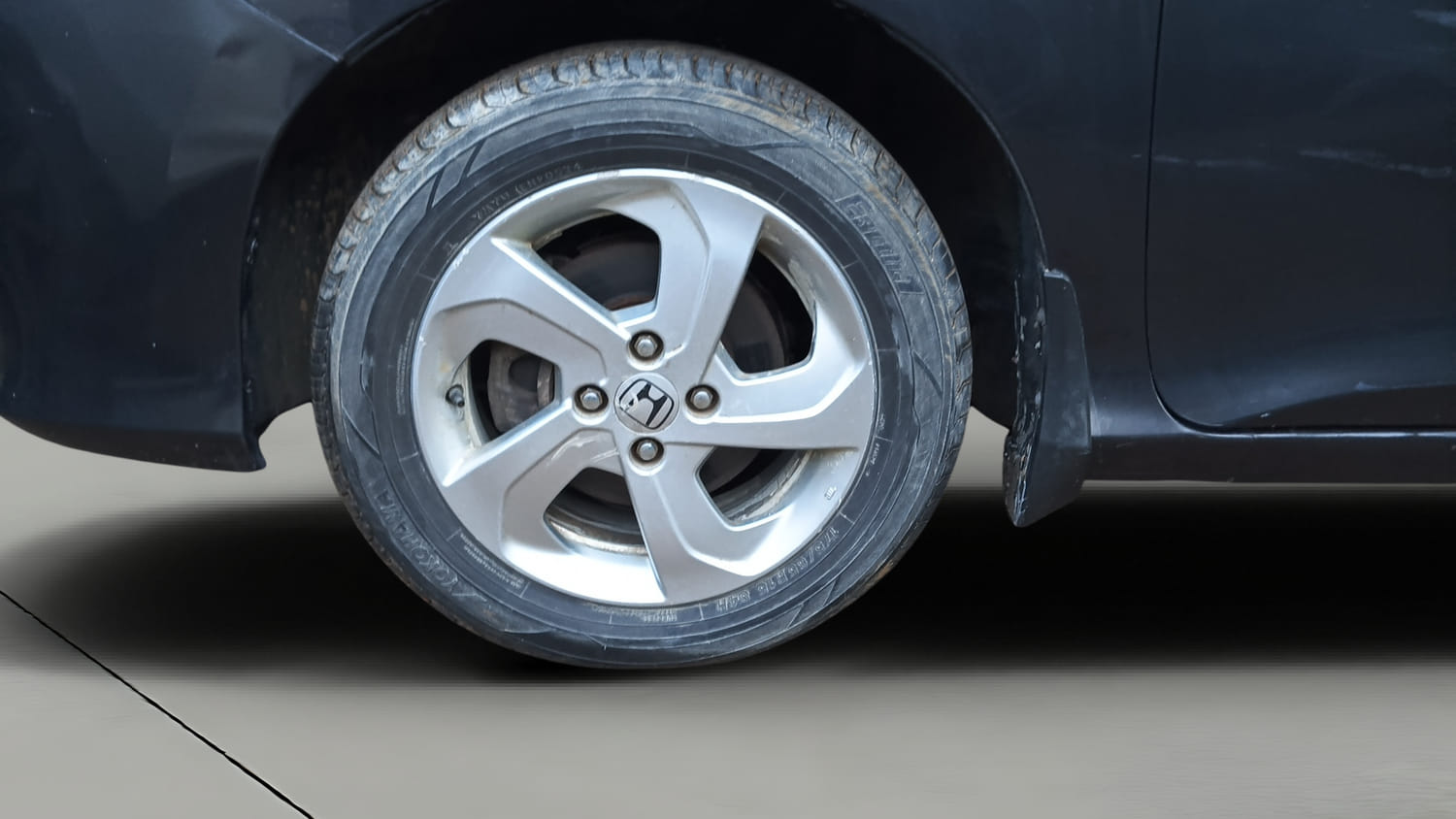 Used 2015 Honda City V Petrol Manual tyres LEFT FRONT TYRE RIM VIEW
