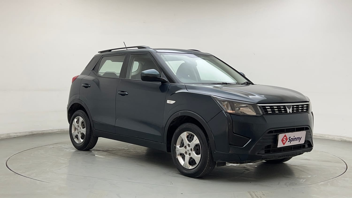 Used 2022 Mahindra XUV 300 W6 1.2 Petrol Petrol Manual exterior RIGHT FRONT CORNER VIEW