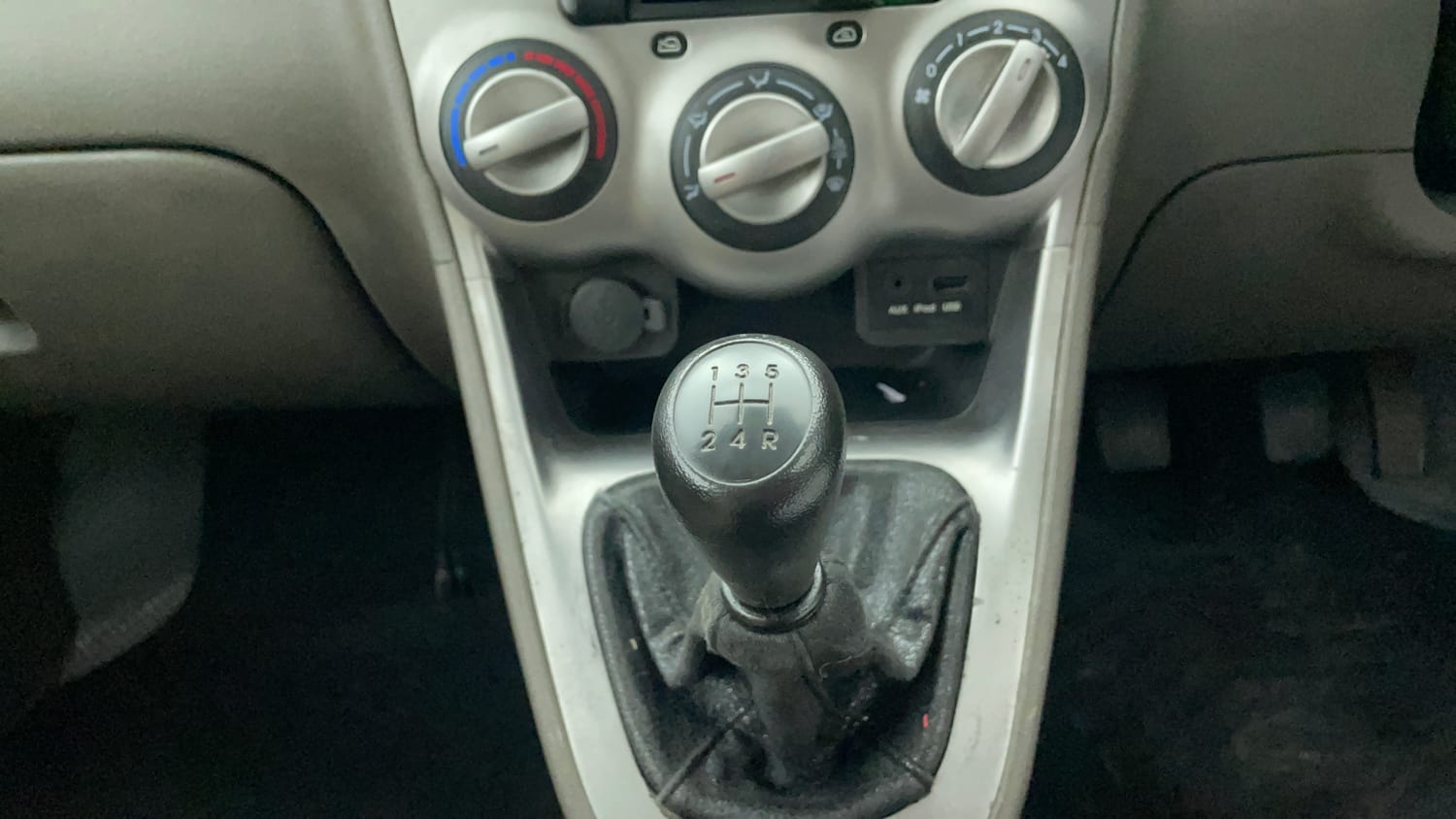 Used 2014 Hyundai i10 Sportz 1.1 iRDE2 Petrol Manual interior GEAR  KNOB VIEW