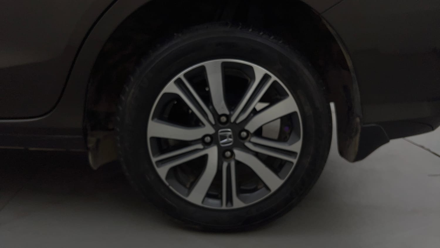 Used 2025 honda Amaze 2nd Generation VX 1.2 Petrol CVT Petrol Automatic tyres LEFT REAR TYRE RIM VIEW
