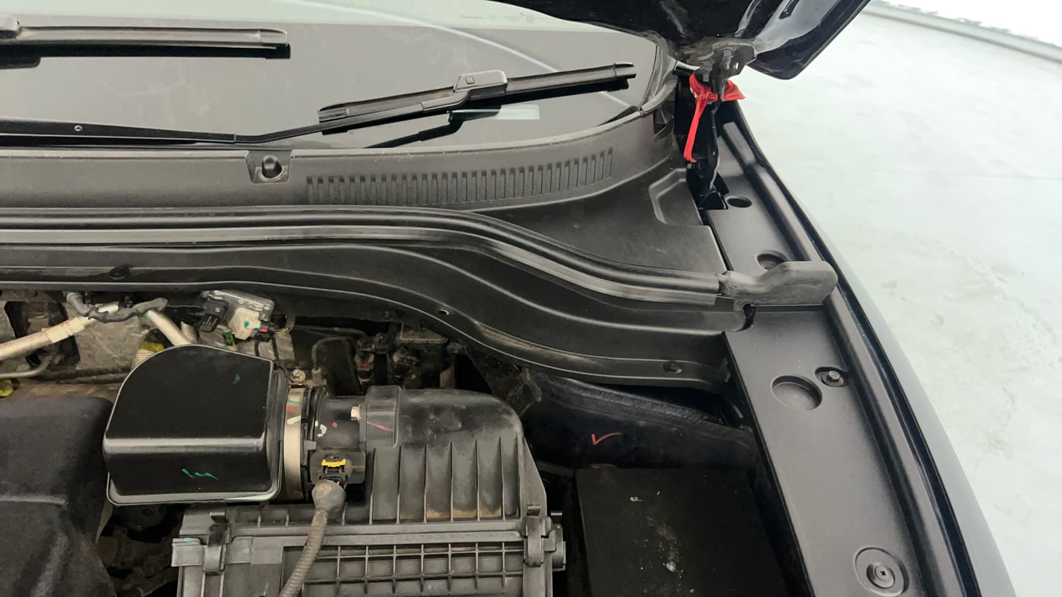 Used 2023 Mahindra XUV700 AX 3 Diesel MT 7 STR Diesel Manual engine ENGINE LEFT SIDE HINGE & APRON VIEW