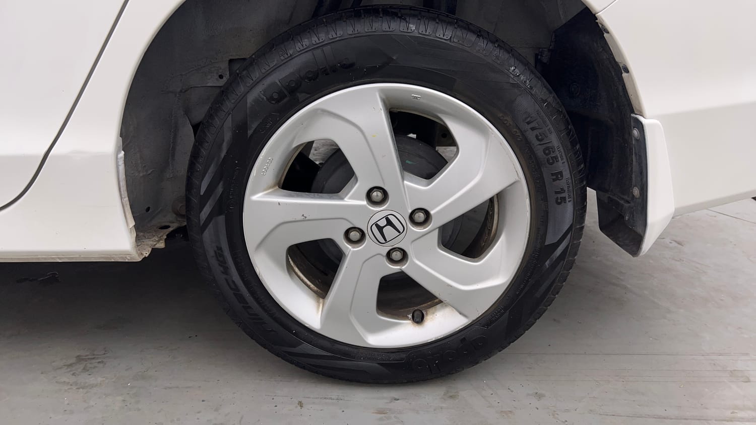 Used 2017 Honda City V Petrol Manual tyres LEFT REAR TYRE RIM VIEW