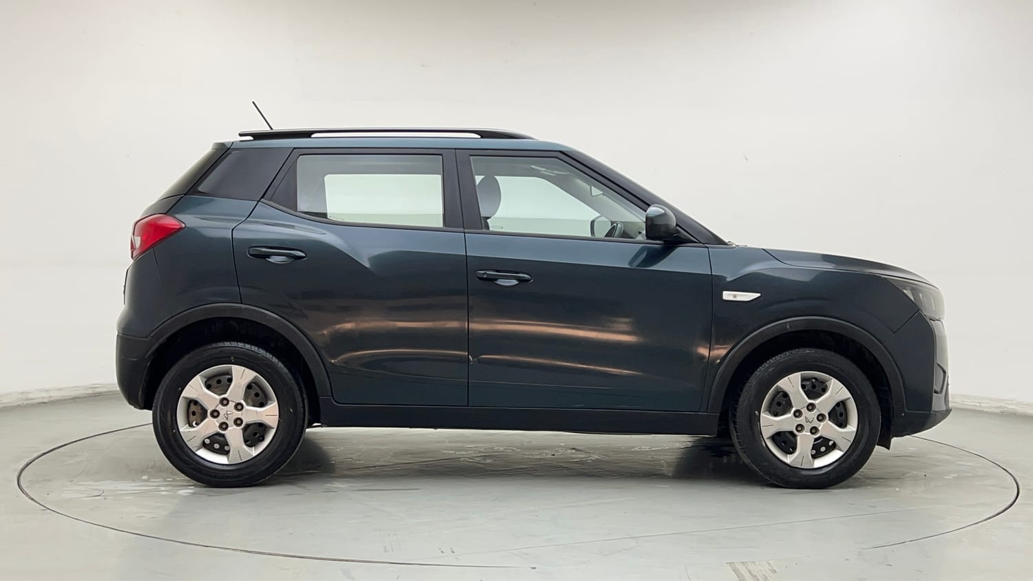 Used 2022 Mahindra XUV 300 W6 1.2 Petrol Petrol Manual exterior RIGHT SIDE VIEW