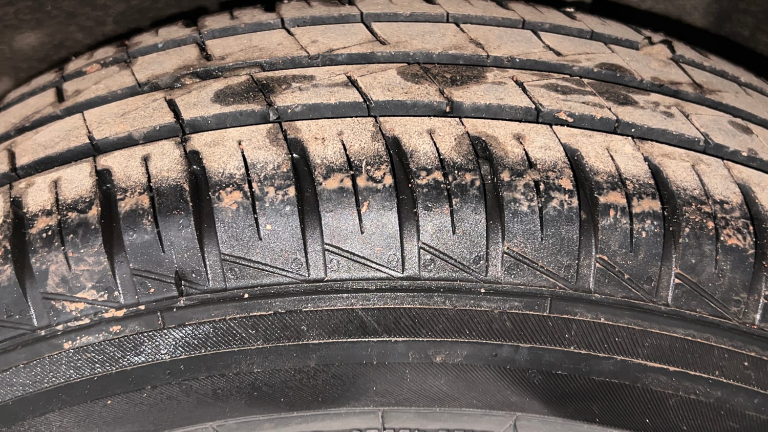 Used 2024 Renault Kwid RXT 1.0L AMT Petrol Automatic tyres LEFT REAR TYRE TREAD VIEW