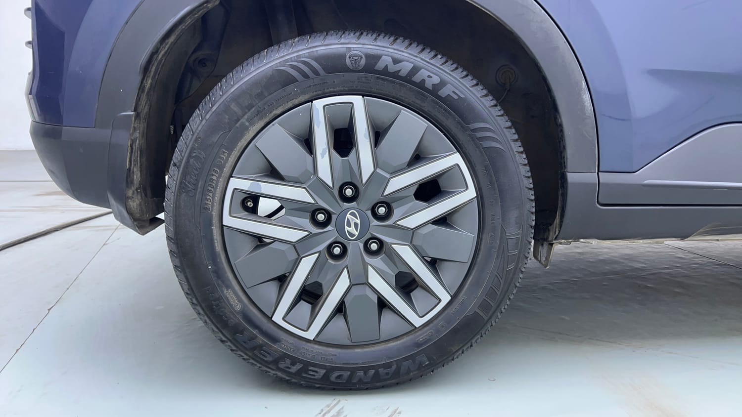 Used 2023 Hyundai Venue S (O) 1.0 Turbo DCT Petrol Automatic tyres RIGHT REAR TYRE RIM VIEW