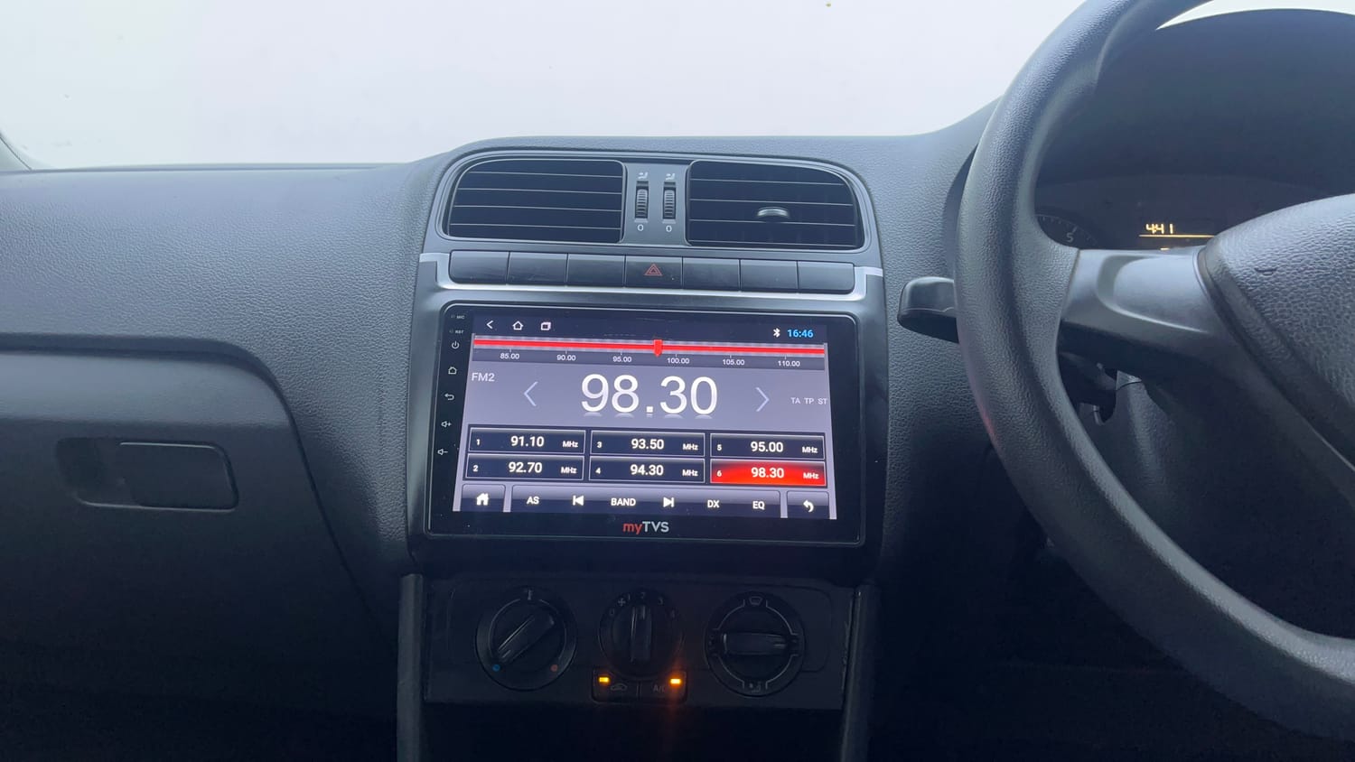 Used 2015 Volkswagen Polo Trendline 1.2L (P) Petrol Manual interior MUSIC SYSTEM & AC CONTROL VIEW