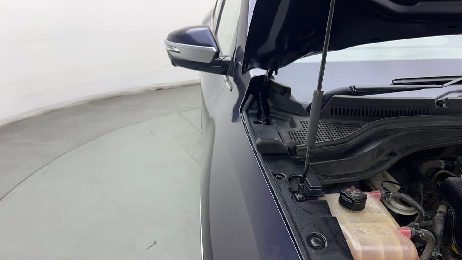 Used 2021 Mahindra XUV700 AX 7 Diesel AT Luxury Pack 7 STR Diesel Automatic engine ENGINE RIGHT SIDE HINGE & APRON VIEW