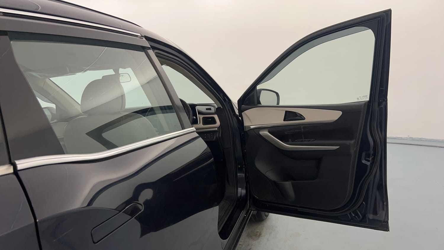 Used 2023 Mahindra XUV700 AX 3 Diesel MT 7 STR Diesel Manual interior RIGHT FRONT DOOR OPEN VIEW