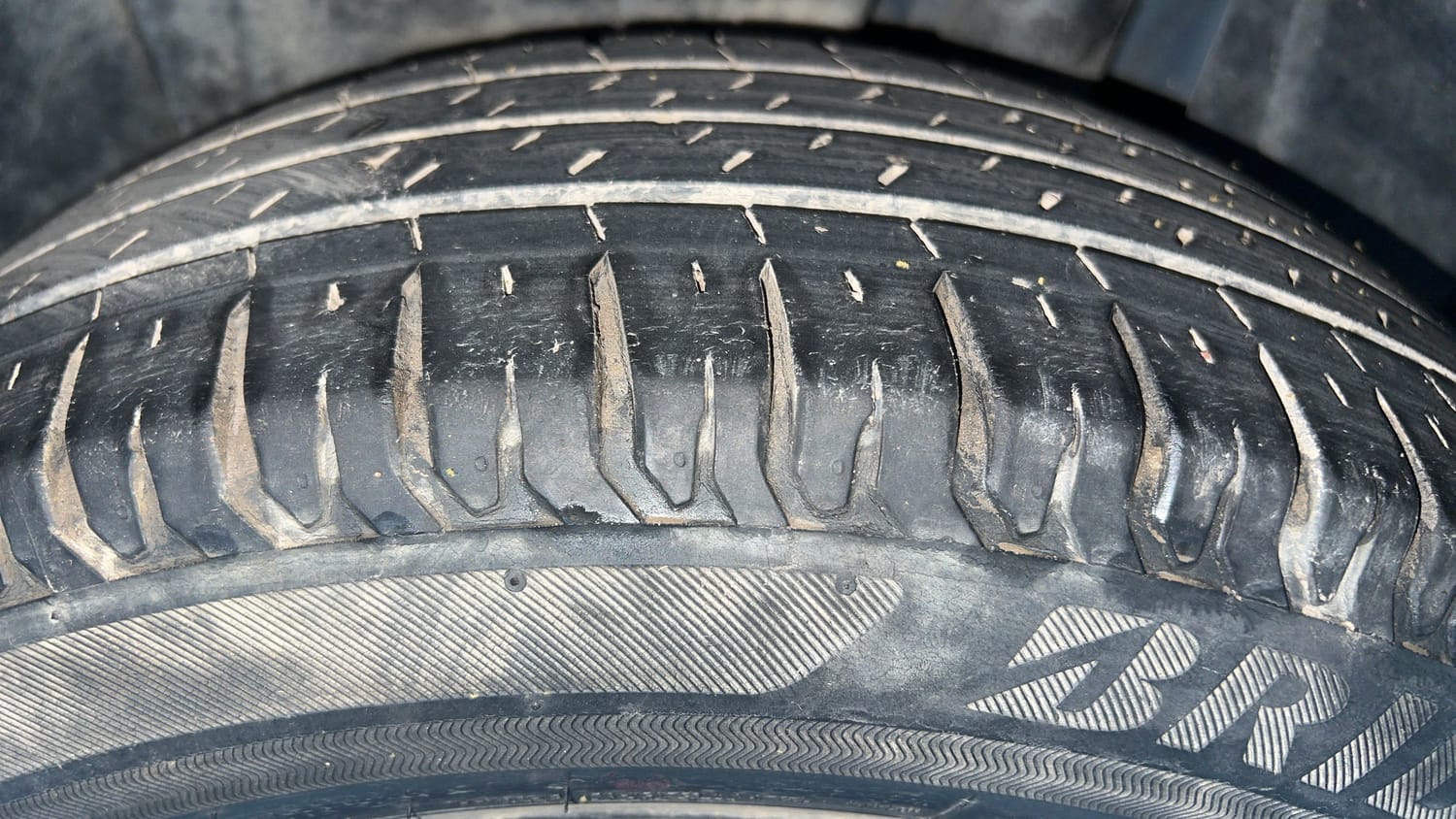 Used 2021 Maruti Suzuki XL6 Alpha AT Petrol Petrol Automatic tyres LEFT REAR TYRE TREAD VIEW