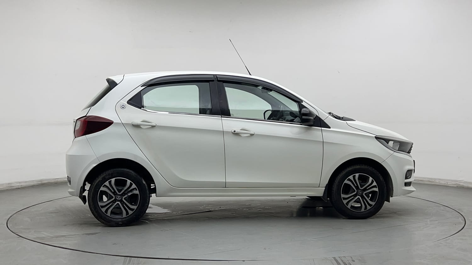 Used 2023 Tata Tiago XT CNG Cng Manual exterior RIGHT SIDE VIEW