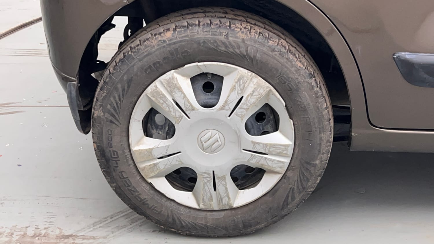 Used 2017 Maruti Suzuki Wagon R VXI Petrol Manual tyres RIGHT FRONT TYRE RIM VIEW