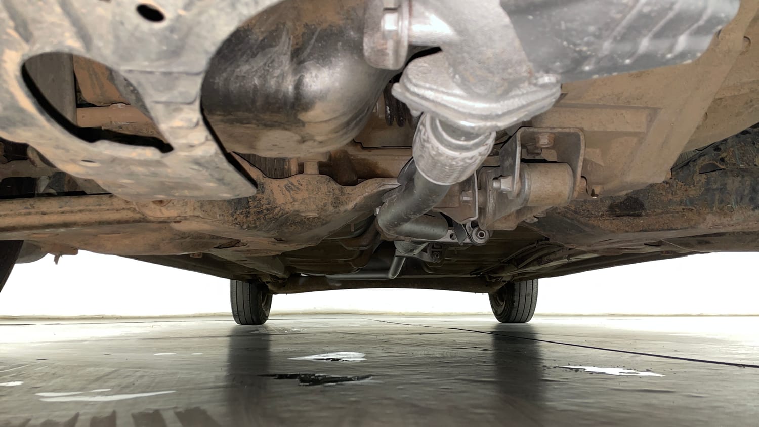 Used 2014 Hyundai i10 Sportz 1.1 iRDE2 Petrol Manual extra FRONT LEFT UNDERBODY VIEW