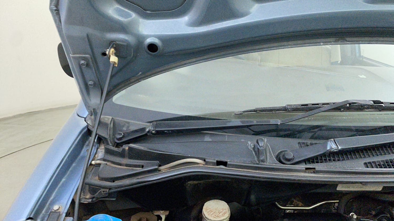 Used 2014 Maruti Suzuki Estilo LXi BS-IV Petrol Manual engine ENGINE RIGHT SIDE HINGE & APRON VIEW