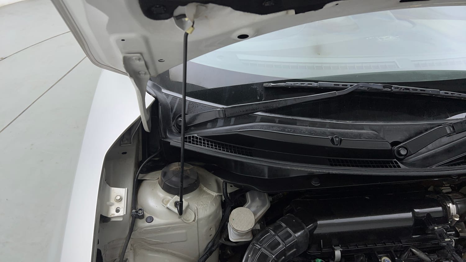 Used 2022 Maruti Suzuki Swift VXi AMT Petrol Automatic engine ENGINE RIGHT SIDE HINGE & APRON VIEW