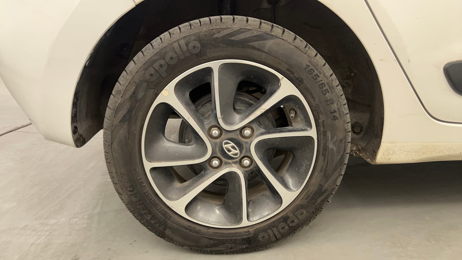 Used 2018 Hyundai Grand i10 Sportz AT 1.2 Kappa VTVT Petrol Automatic tyres RIGHT REAR TYRE RIM VIEW