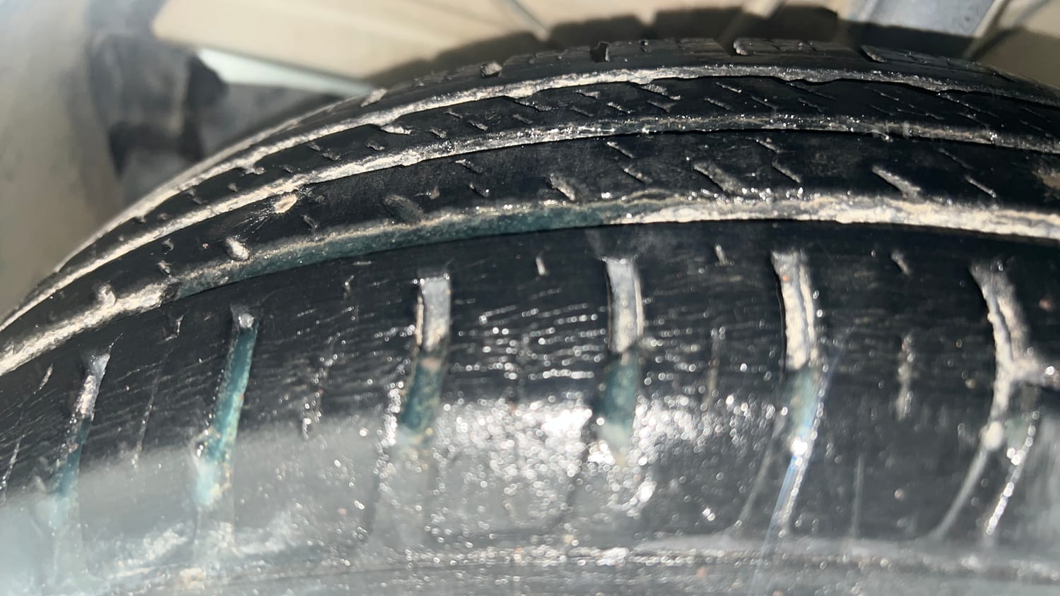Used 2021 Maruti Suzuki Swift VXi Petrol Manual tyres LEFT FRONT TYRE TREAD VIEW