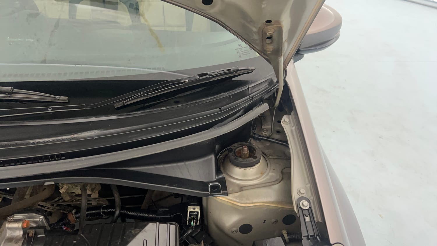Used 2016 Honda Amaze 1.2 VX i-VTEC Petrol Manual engine ENGINE LEFT SIDE HINGE & APRON VIEW
