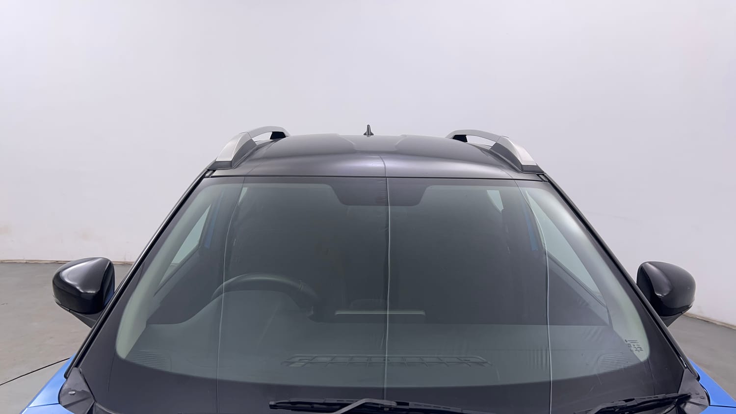Used 2023 Renault Kiger RXZ 1.0 Turbo MT Dual Tone Petrol Manual exterior FRONT WINDSHIELD VIEW