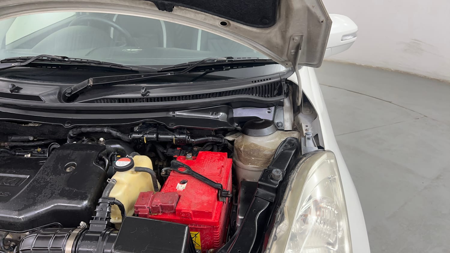 Used 2012 Maruti Suzuki Swift VDi Diesel Manual engine ENGINE LEFT SIDE HINGE & APRON VIEW