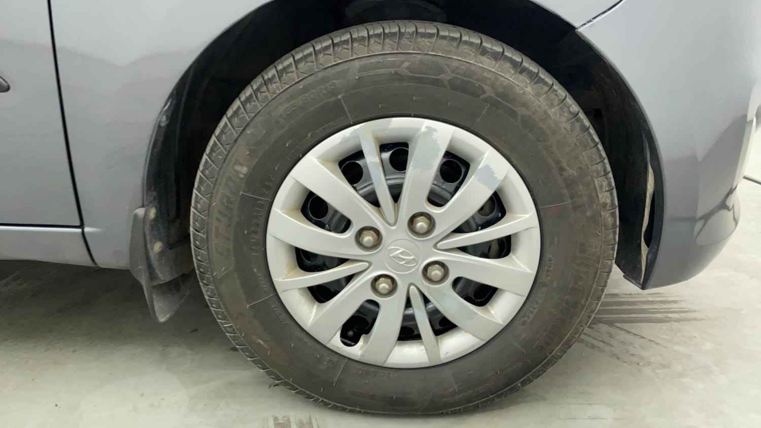 Used 2014 Hyundai i10 Sportz 1.1 iRDE2 Petrol Manual tyres RIGHT FRONT TYRE RIM VIEW