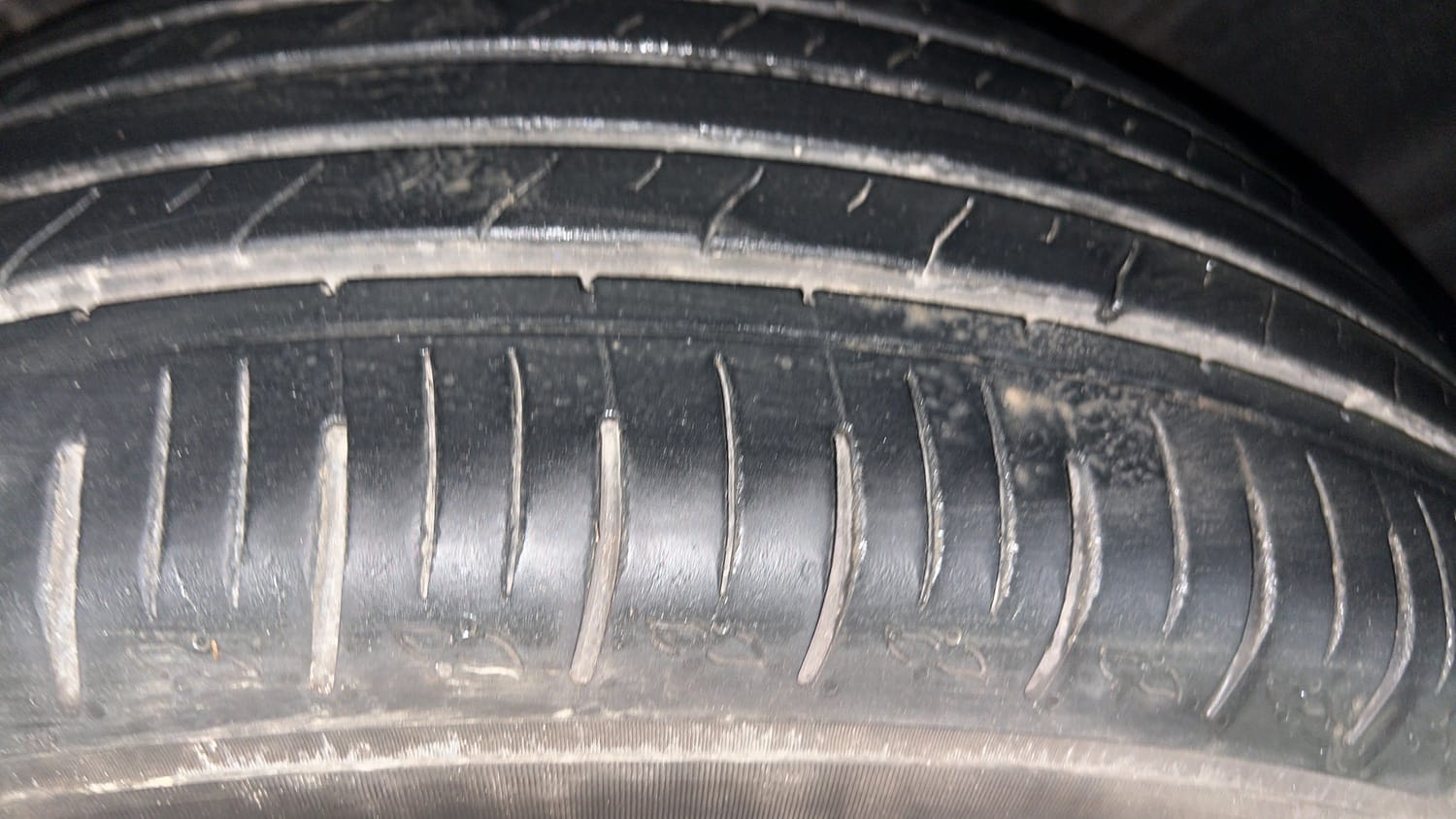 Used 2025 Mahindra XUV700 AX5 Diesel AT 7 STR Diesel Automatic tyres LEFT REAR TYRE TREAD VIEW